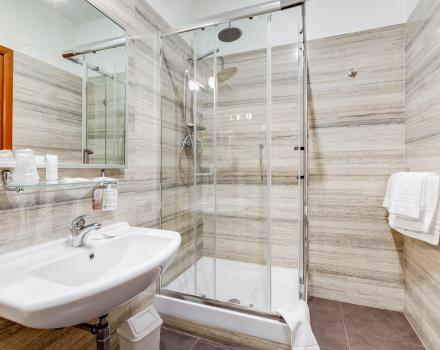 Bathroom with shower in the standard rooms of the Best Western Hotel Rocca