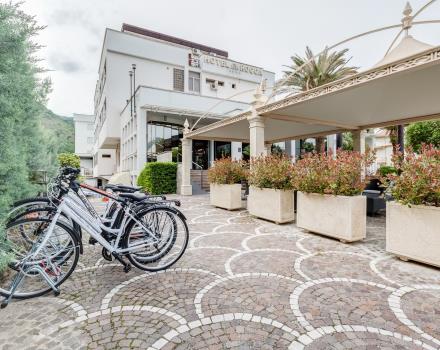 Gli spazi esterni del Best Western Hotel Rocca 4 stelle con le bici a disposizione degli ospiti